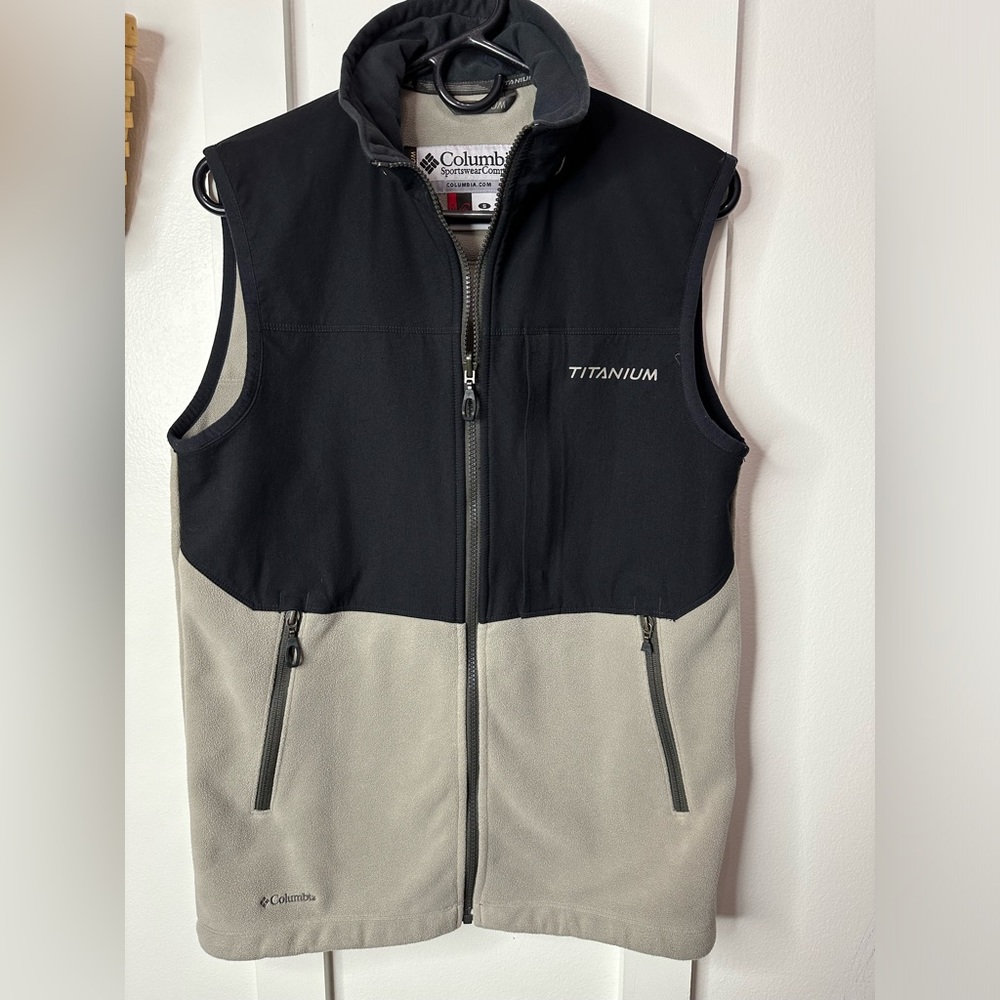 Columbia Vest Mens Small Sleeveless Outdoor Lightweight TITANIUM TECH - 0272